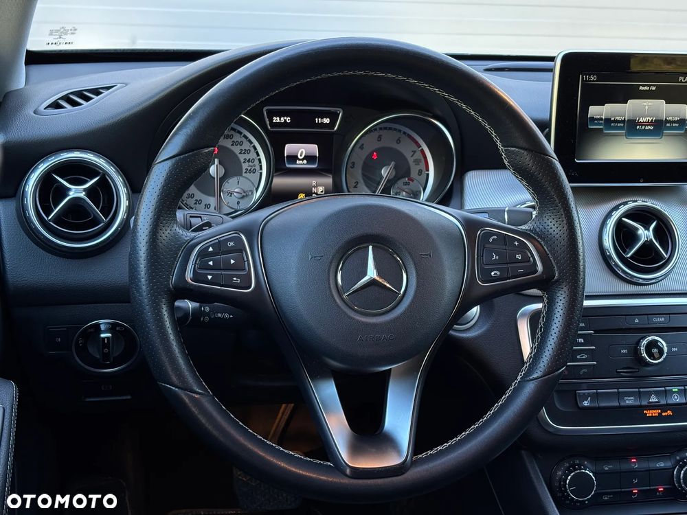 Mercedes-Benz GLA 200 7G-DCT Urban - 22