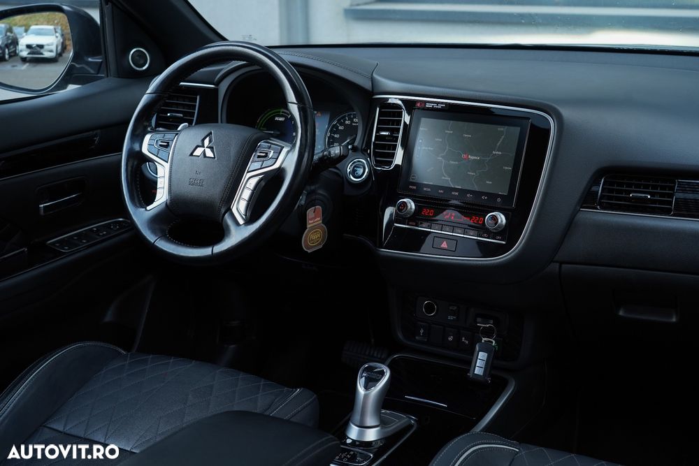 Mitsubishi Outlander ver-2-4-4wd-plug--in-hybrid-top - 20