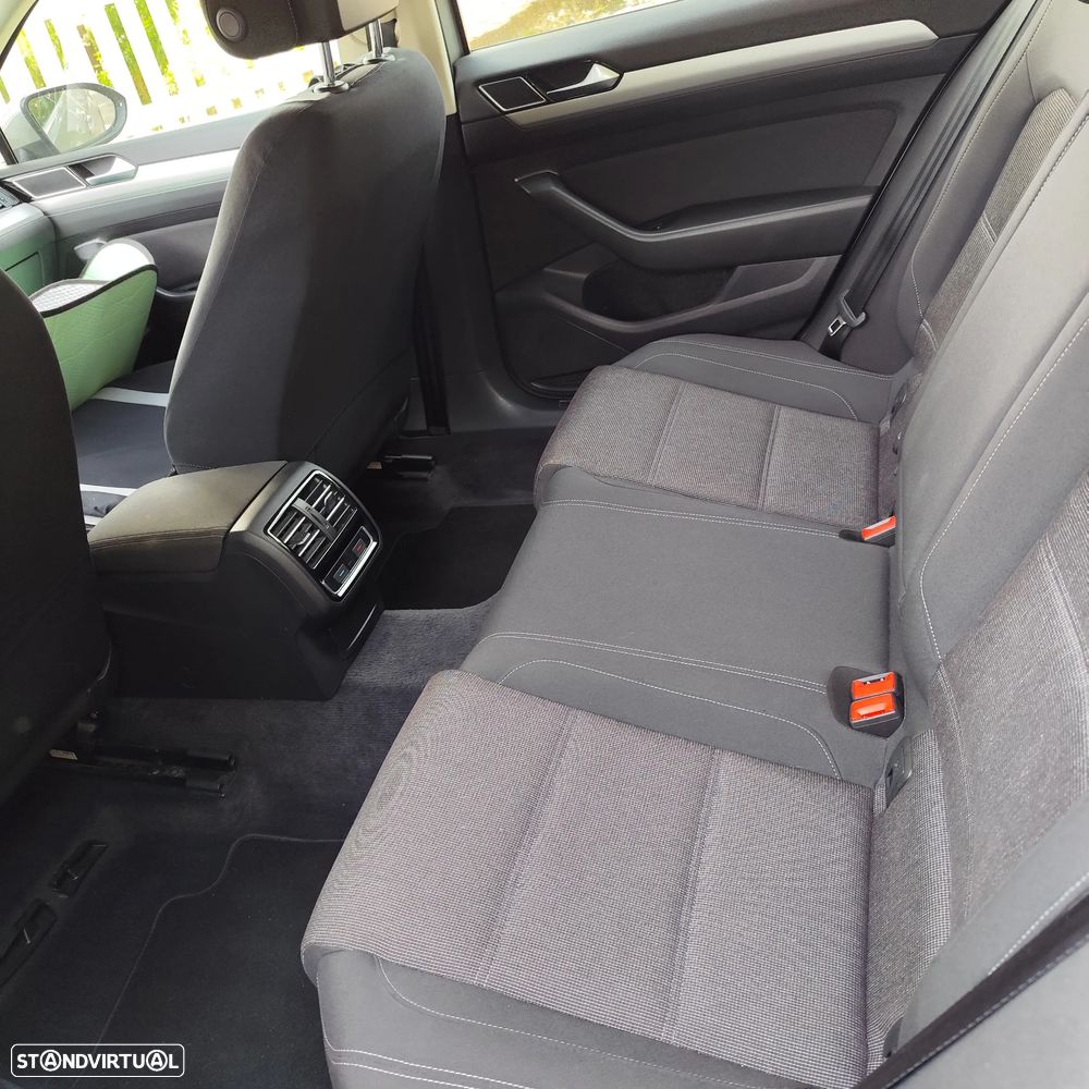 VW Passat Variant 1.6 TDI Highline DSG - 1