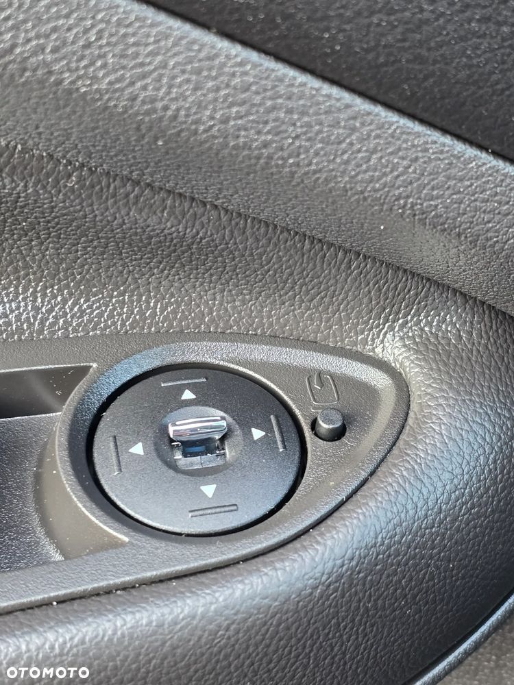 Ford Kuga 2.0 TDCi 2x4 Titanium - 35
