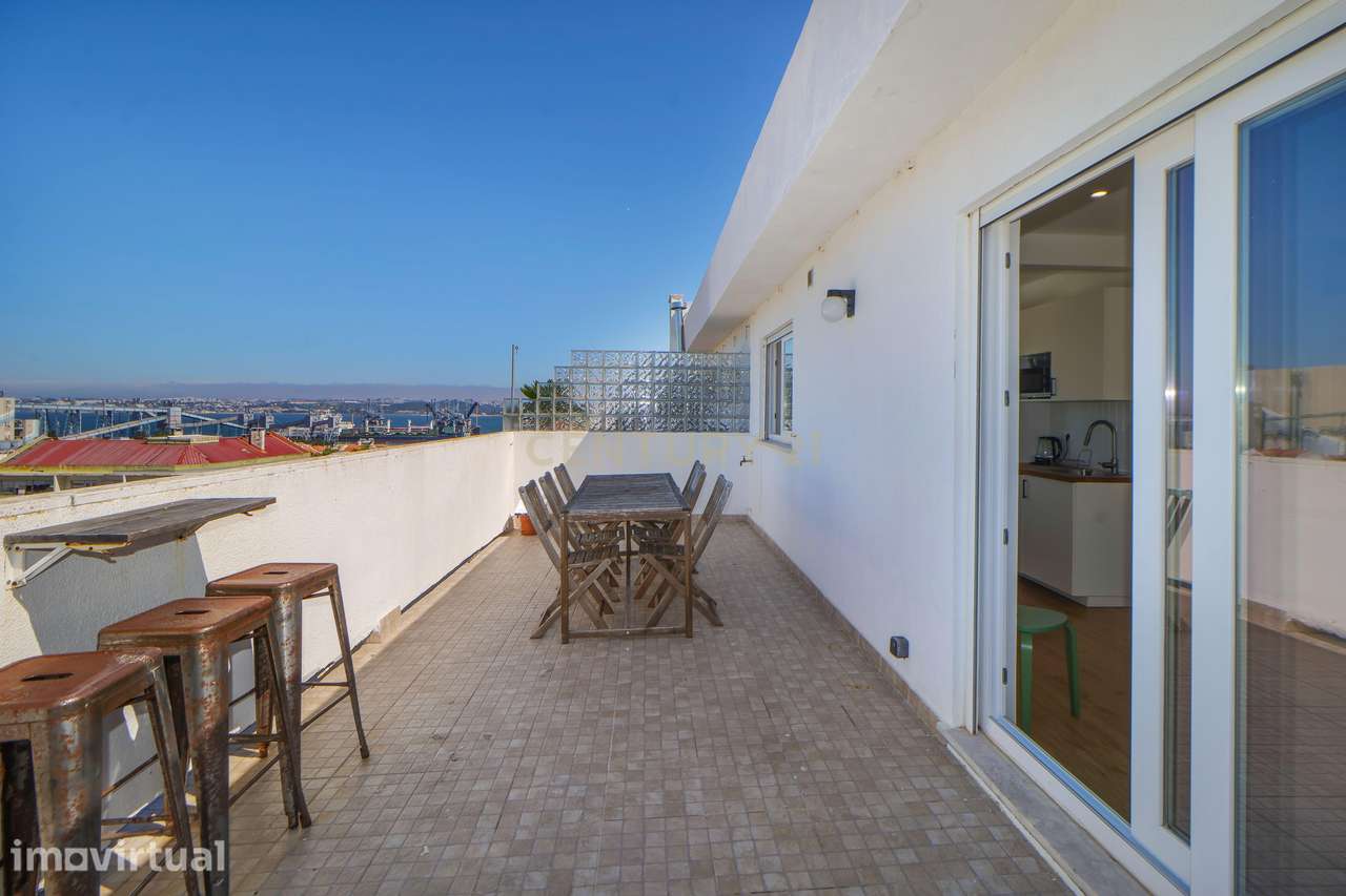 Apartamento T0 | 41m2 + 40m2 de Varandas | Totalmente Renovado | Vista - Grande imagem: 2/22