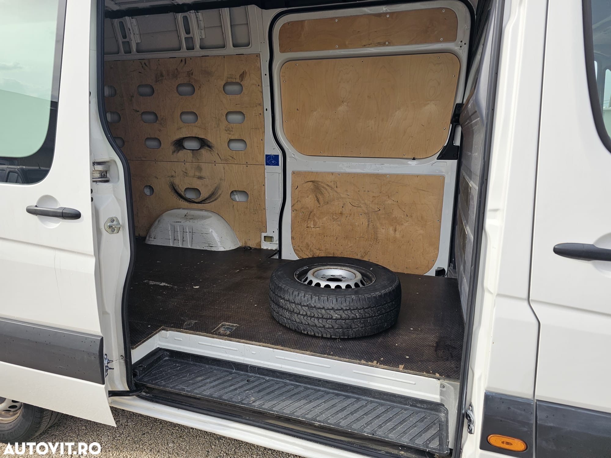 Volkswagen Crafter 2.0 TDI - model MEDIU - doua usi laterale - 12