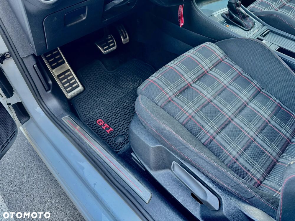 Volkswagen Golf - 16