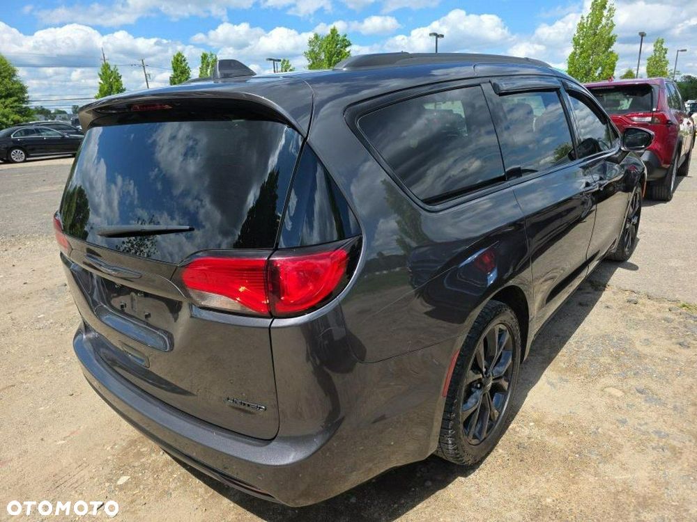 Chrysler Pacifica - 4