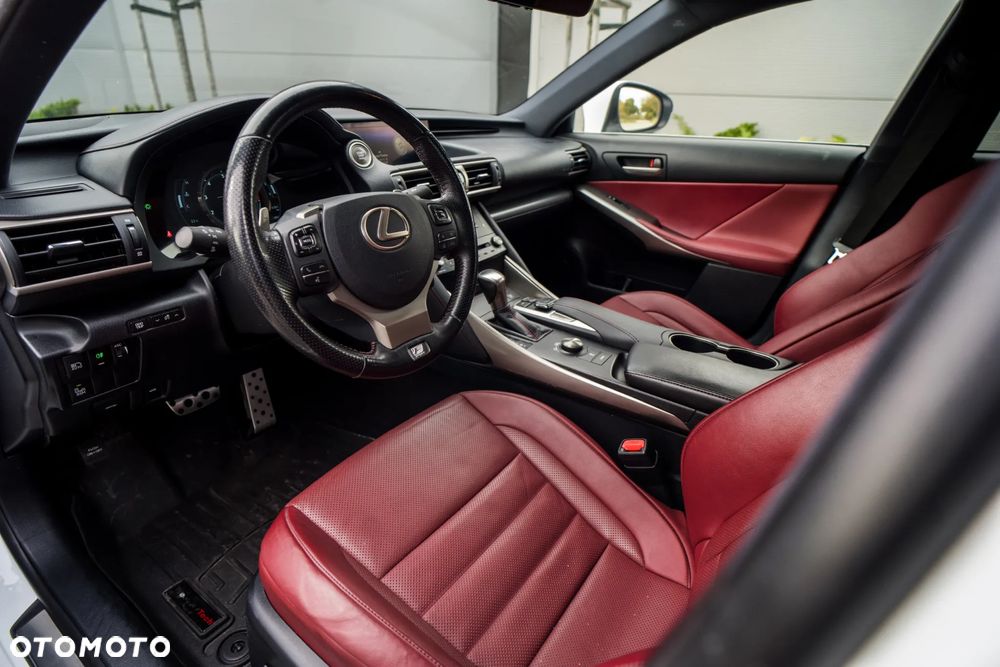 Lexus IS 200t / 300 F Sport - 12
