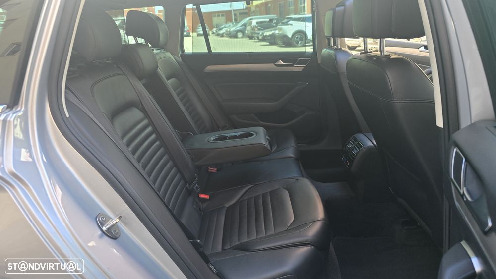 VW Passat Variant 2.0 TDI Highline DSG 4Motion - 30