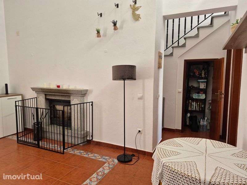 Vende-se moradia T4 com quintal e garagem - Grande imagem: 5/12