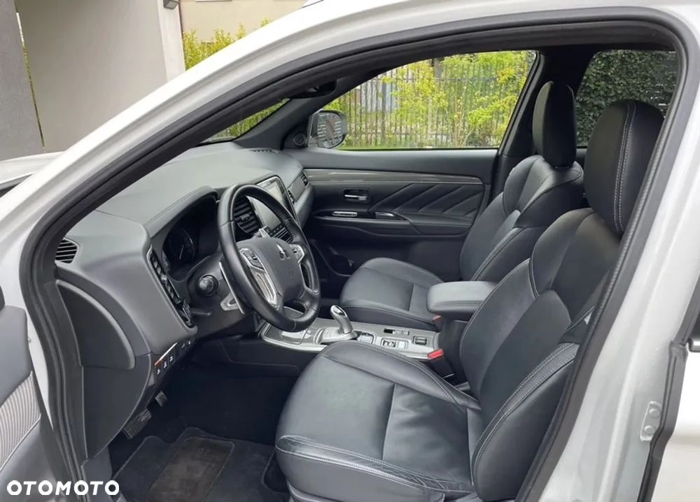 Mitsubishi Outlander PHEV Intense + - 8
