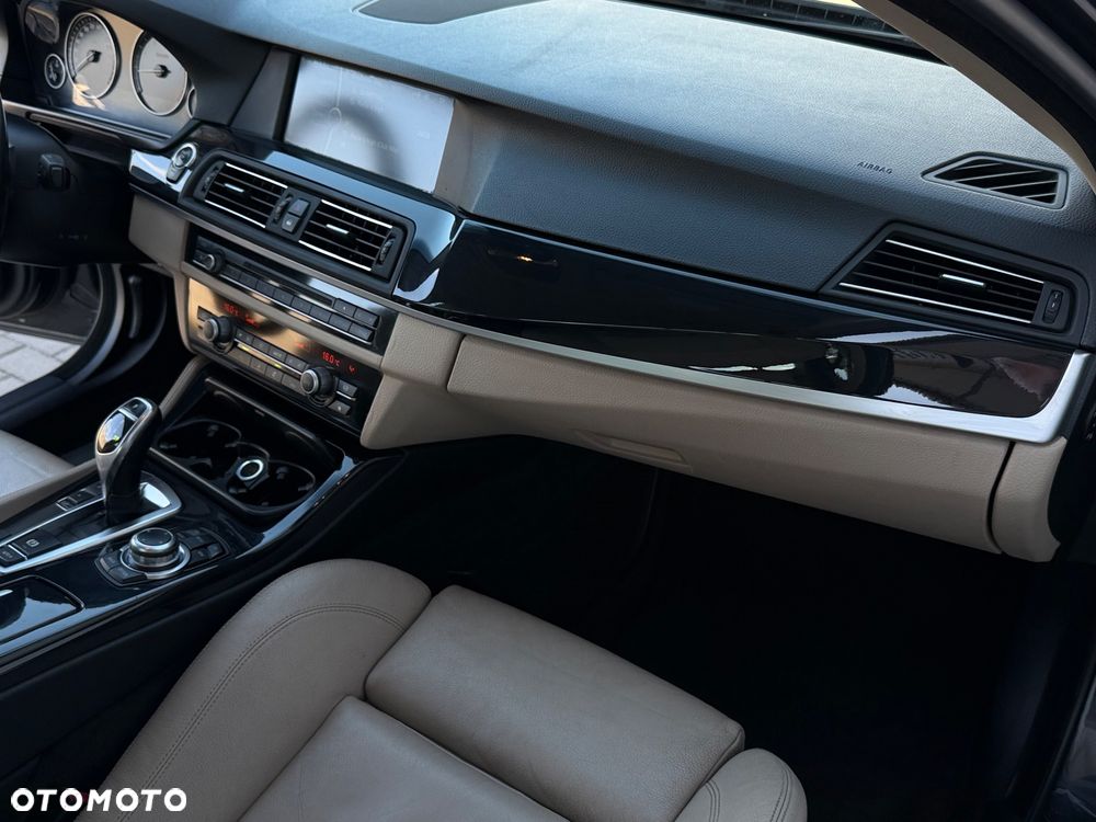 BMW Seria 5 528i Sport-Aut Luxury Line - 28