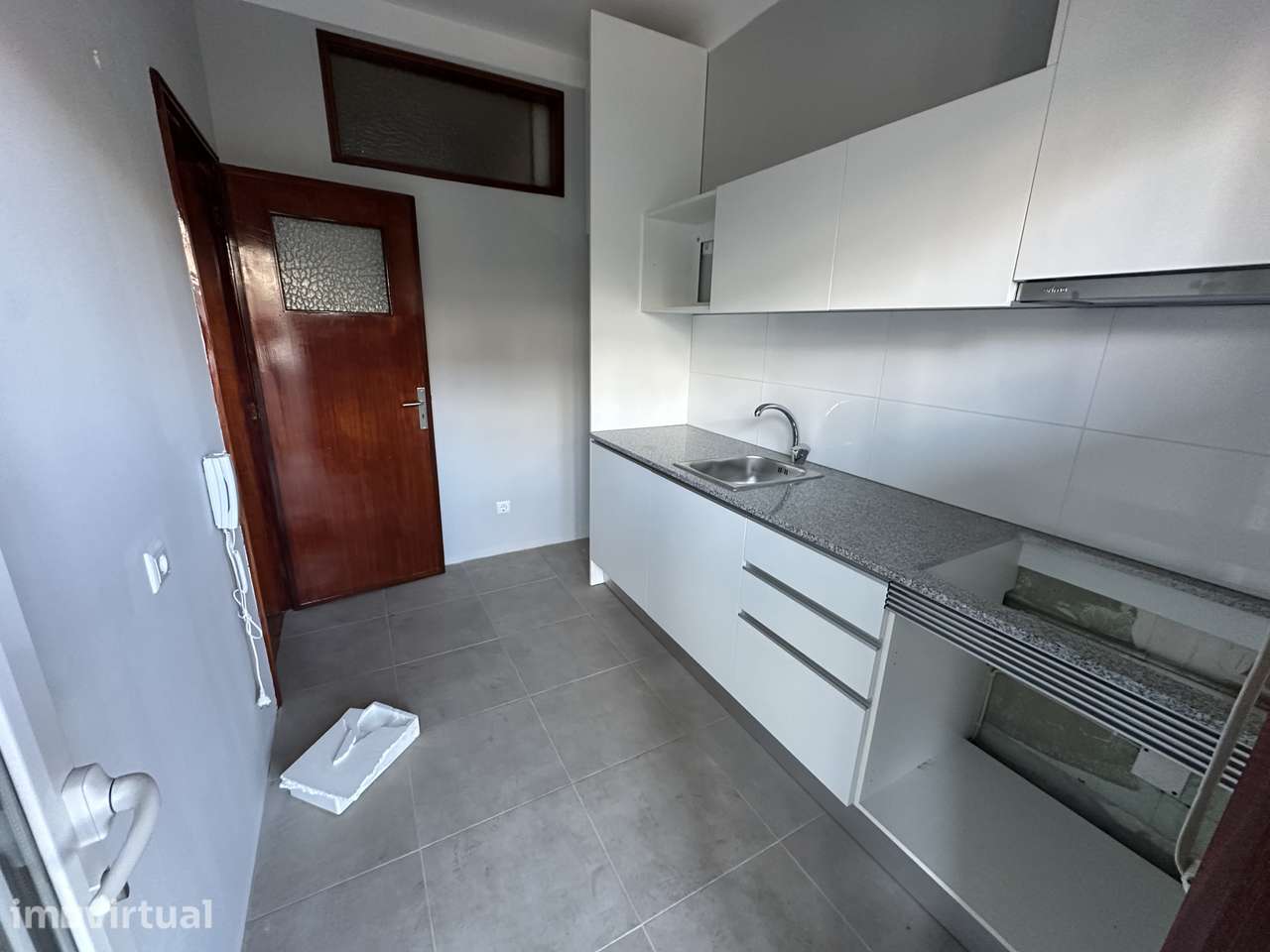 Apartamento T2+1 renovado, com garagem, em boa localização - Grande imagem: 2/20