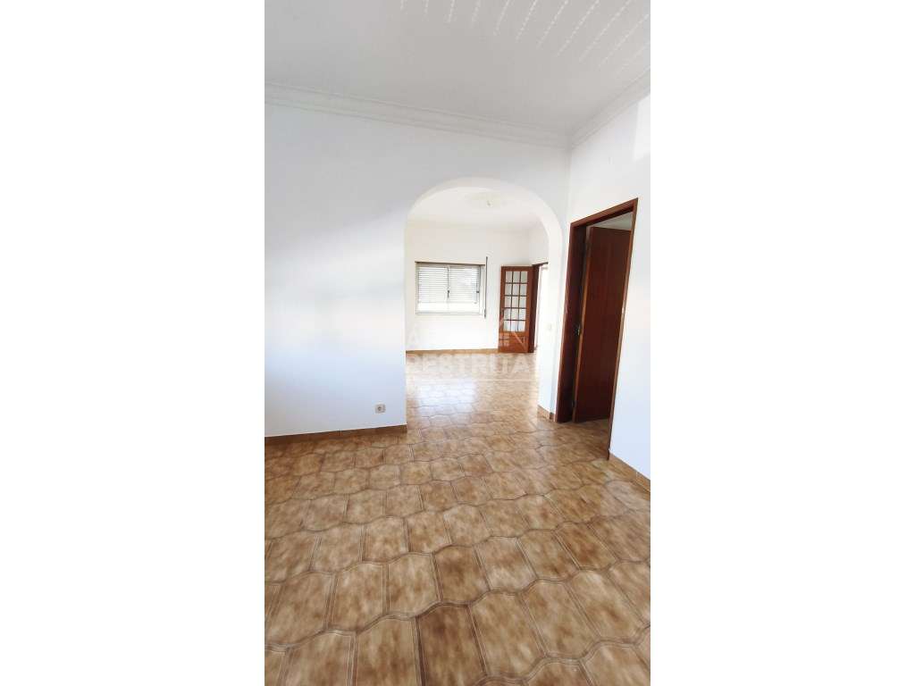 Moradia T2+1, Quinta do Conde - Com enorme potencial de expansão - Grande imagem: 5/35