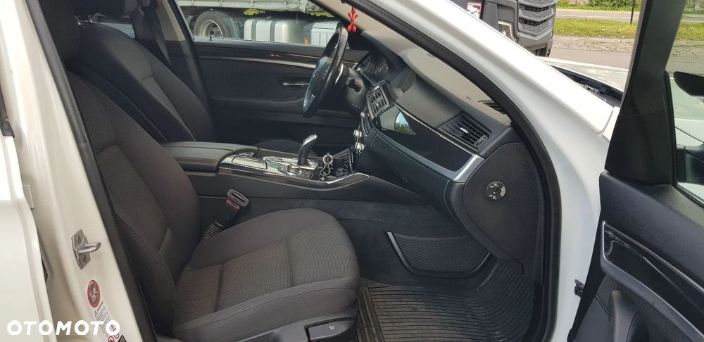 BMW Seria 5 525d xDrive - 15