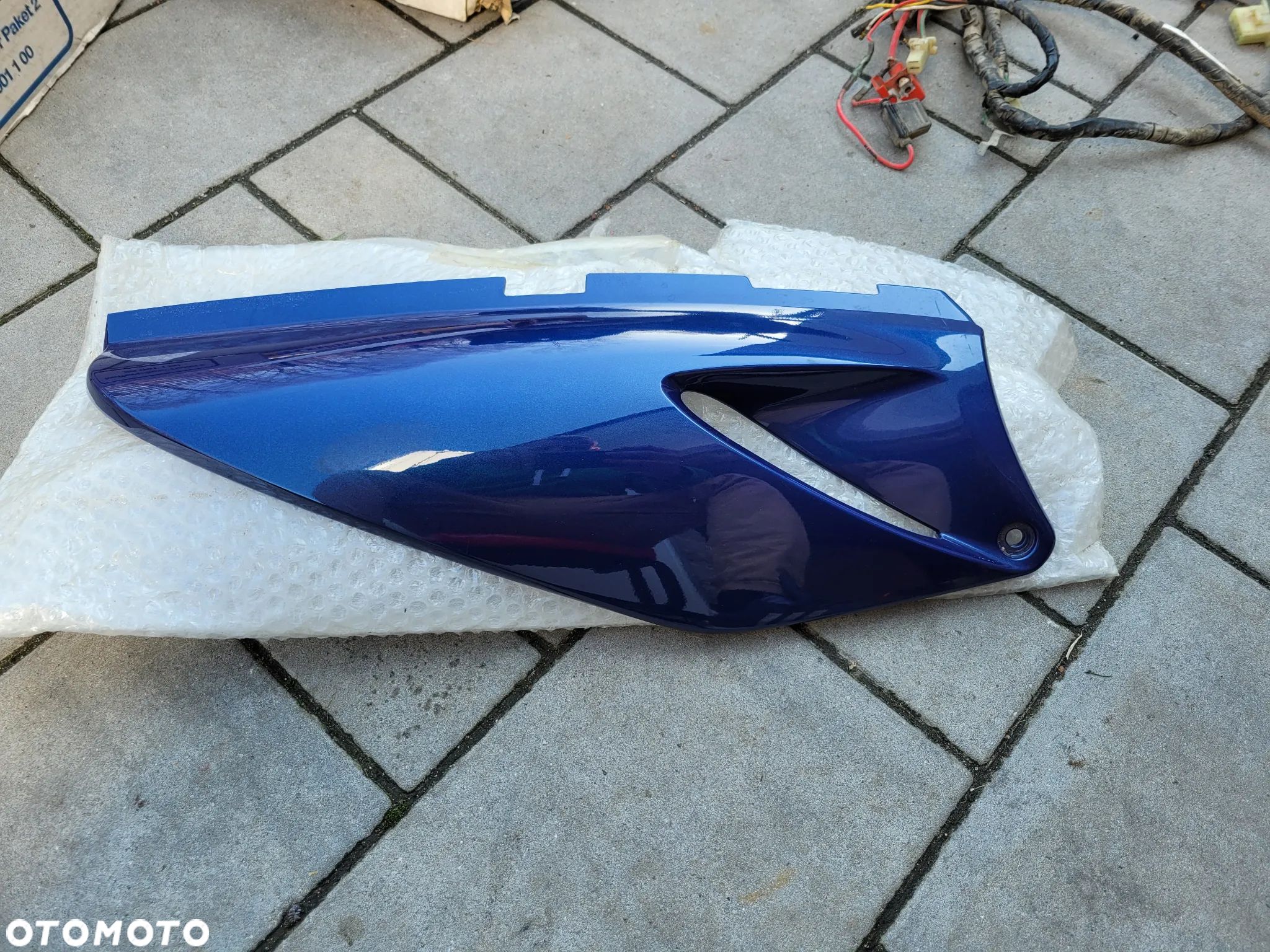 Owiewka, osłona prawa, bok, boczek prawy Honda XL 125 XL125 Varadero 125 - 1