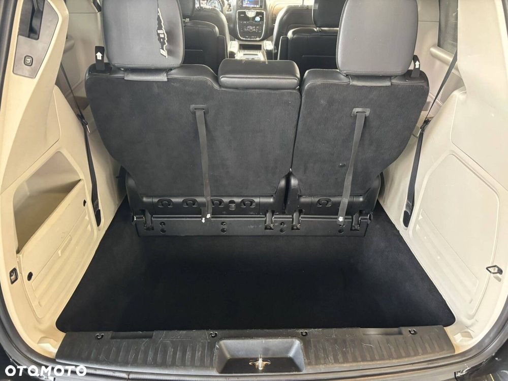 Chrysler Town & Country - 30