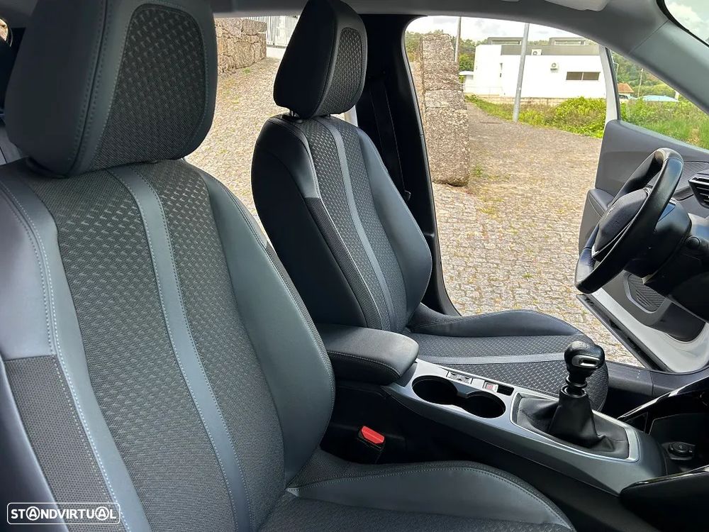 Peugeot 2008 1.2 PureTech Allure - 19