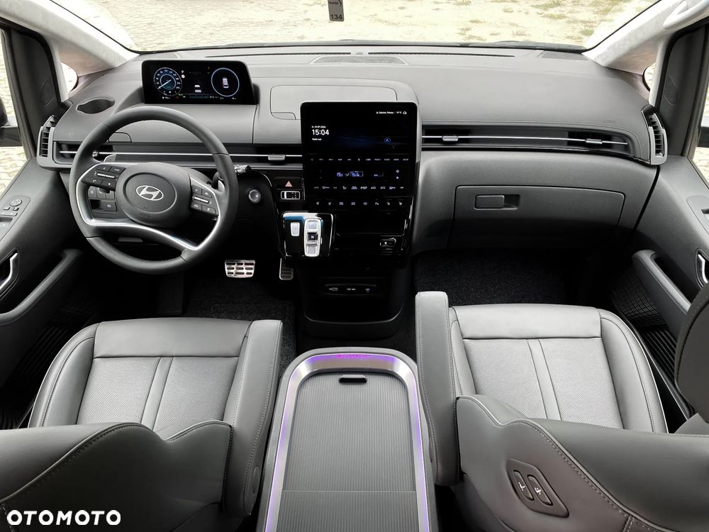 Hyundai Staria 1.6 T-GDI HEV Luxury - 7