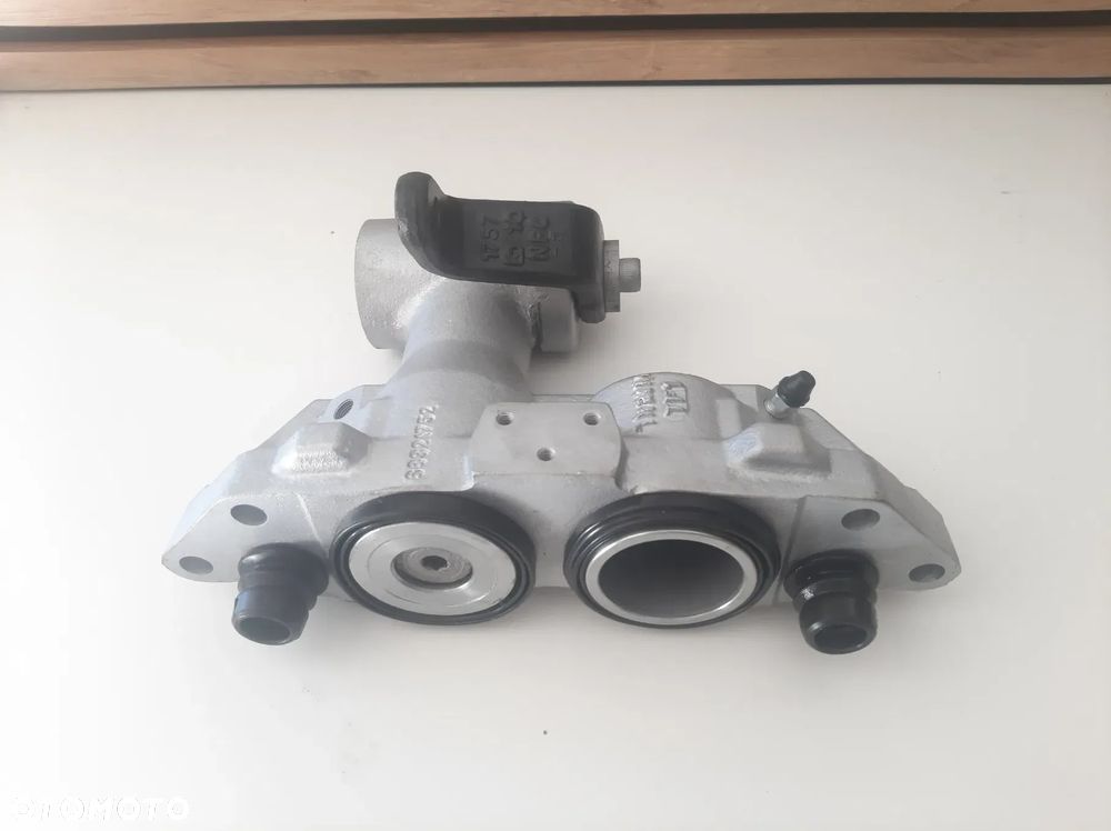 zacisk tył prawy lewy  Mercedes Vario - 1