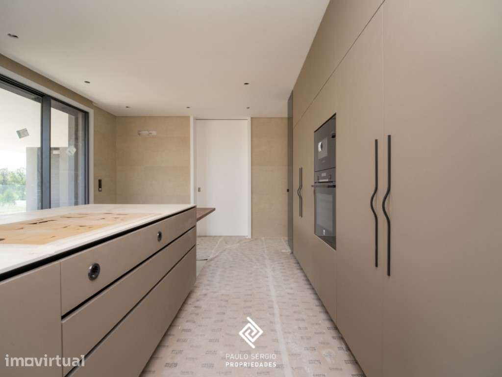 Moradia de luxo T4+1 em Vila Nova Gaia - Terreno 3435,50m2 - Grande imagem: 2/27