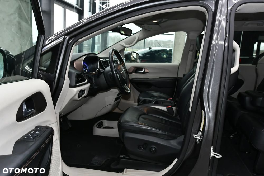 Chrysler Pacifica - 12