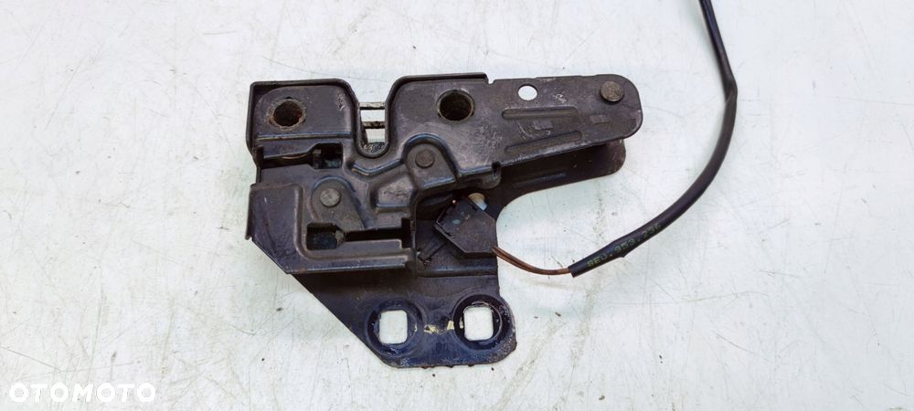 ZAMEK MASKI RYGIEL AUDI A4 B7 8E0823509C - 2