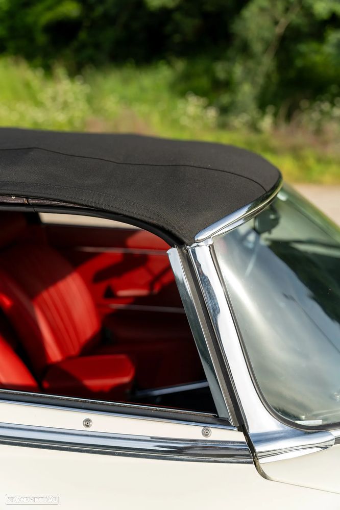 Jaguar E-Type - 38