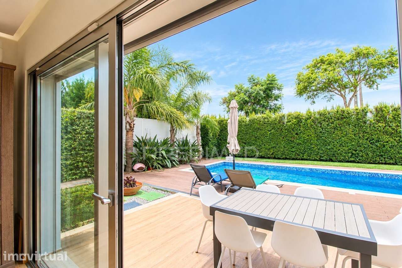 Moradia Isolada com Piscina e Jardim — Um Espaço para Viver com Con... - Grande imagem: 4/38