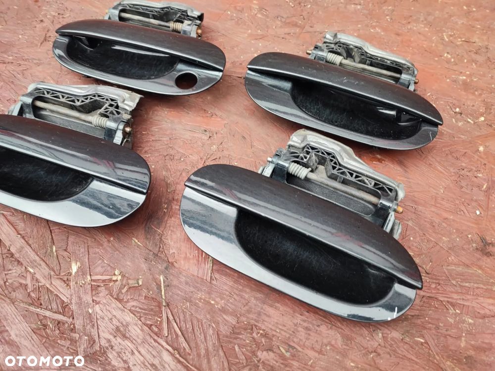 BMW E38 / E39 ORYGINALNY KOMPLET KLAMET ZEWNĘTRZNYCH W KOL. COSMOSCHWARZ 303/9, WERSJA EUROPA, LEWA / PRAWA / TYŁ / PRZÓD. O NR: 8 235 097 / 8 235 098 /  8 245 465 / 8 245 466 OEM. W BARDZO DOBRYM STANIE TECHNICZNYM. - 5