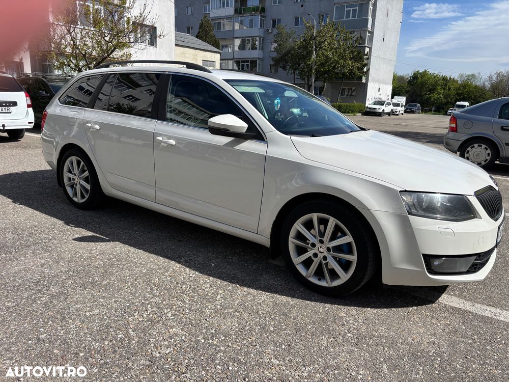 Skoda Octavia 2.0 TDI STYLE DSG - 2