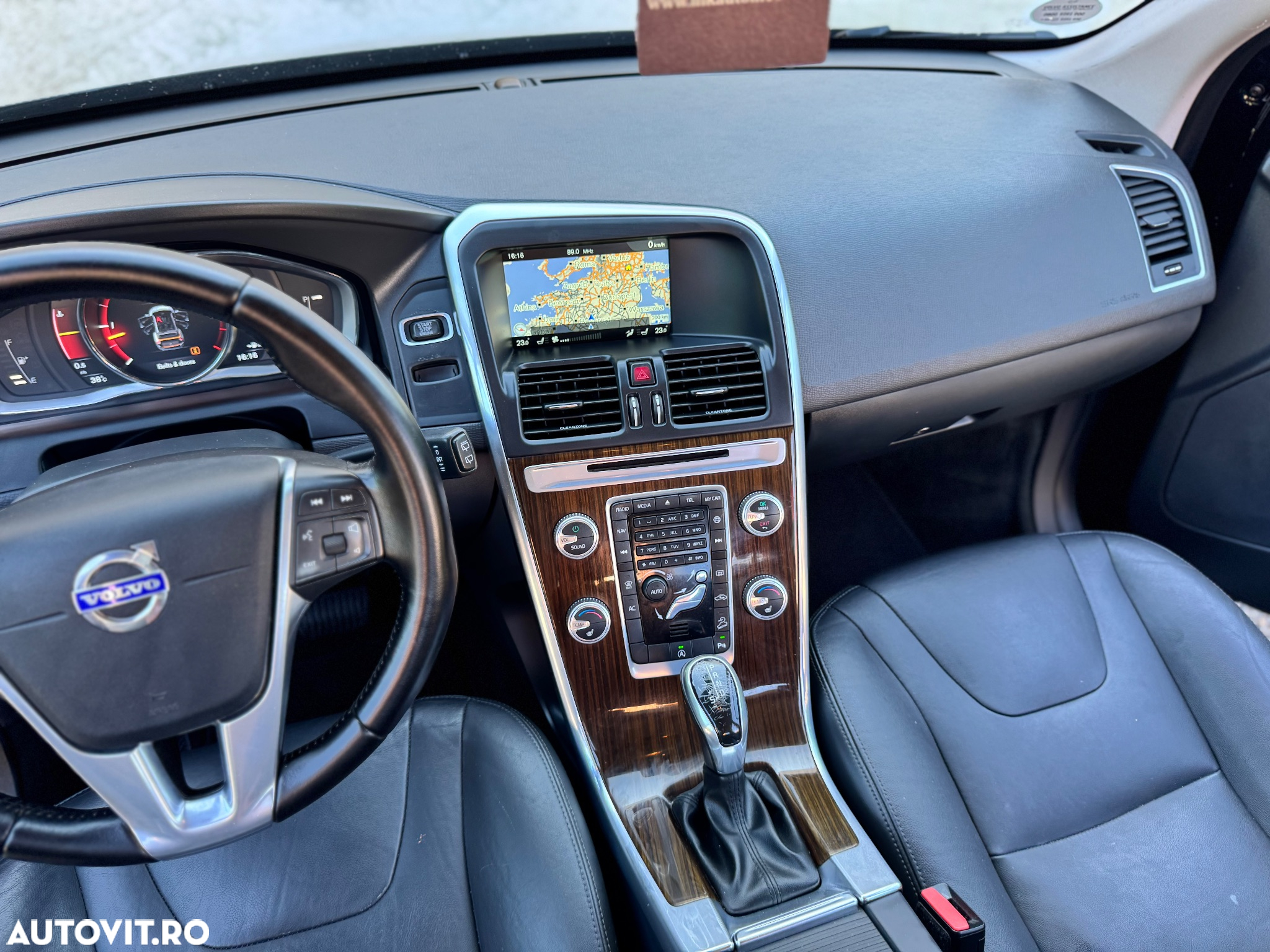 Volvo XC 60 D5 AWD Geartronic Summum - 9