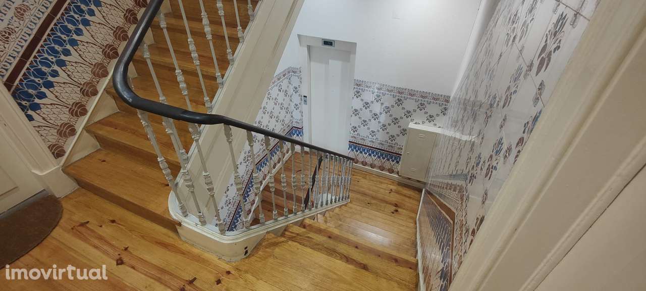 APARTAMENTO T-3 RUA TOMÁS RIBEIRO PARA REMODELAÇÃO TOTAL - Grande imagem: 3/50