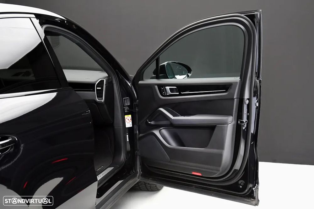 Porsche Cayenne Coupé E-Hybrid - 12