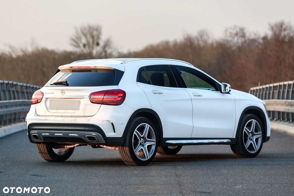Mercedes-Benz GLA 200 7G-DCT - 4