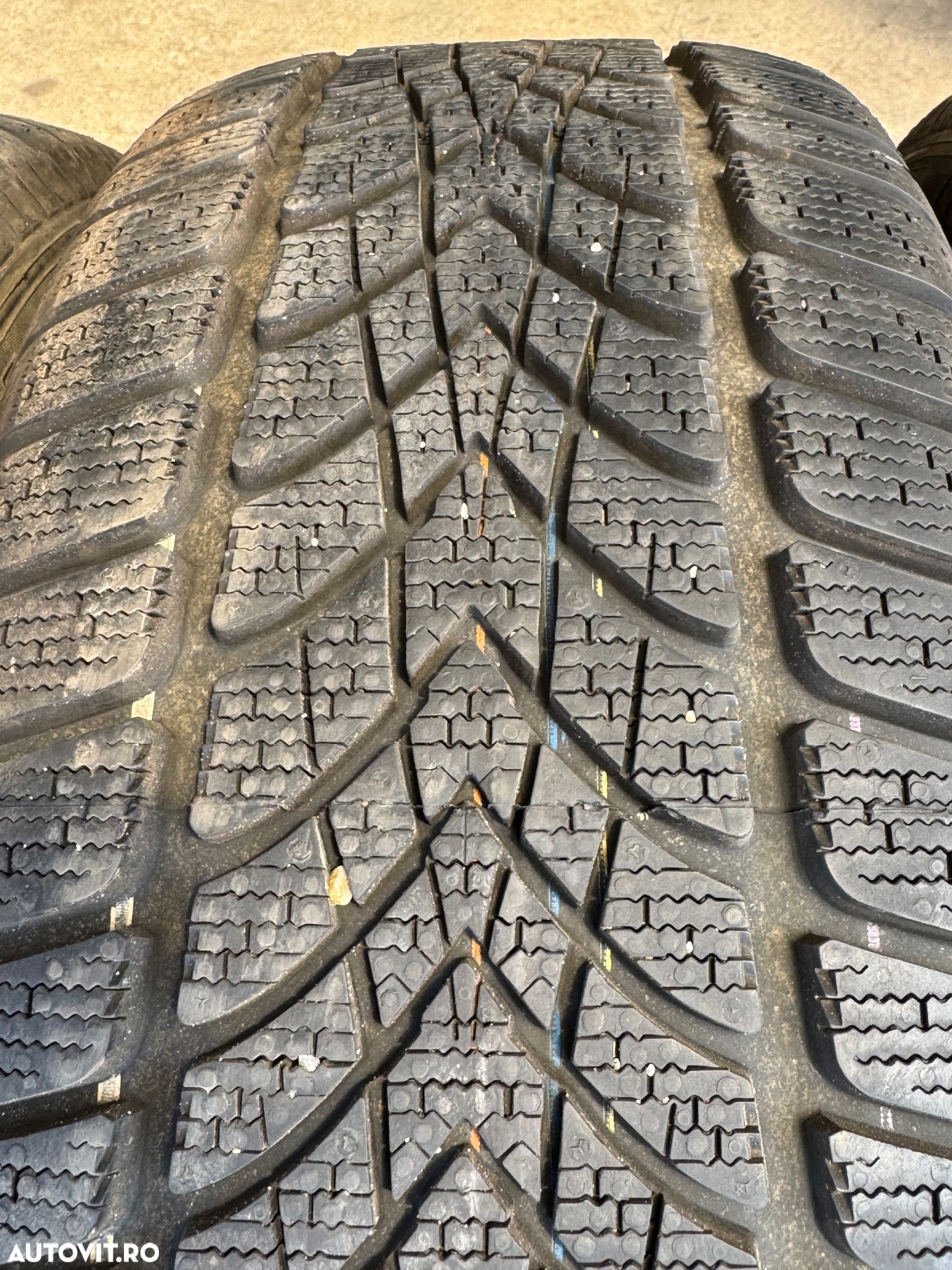 Vând 4 anvelope 225/55/17 Dunlop de iarnă ca noi - 4