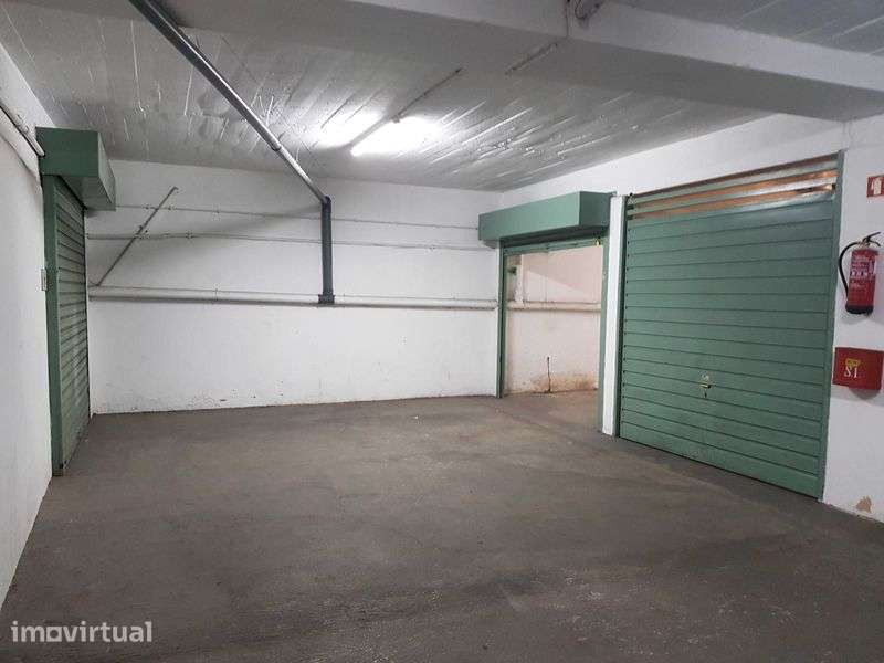 Garagem fechada em Faro, próximo da rotunda do hospital - Grande imagem: 2/3