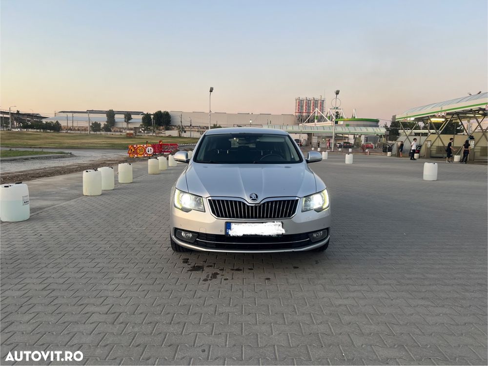Skoda Superb Combi 2.0 TDI 4X4 Elegance - 8