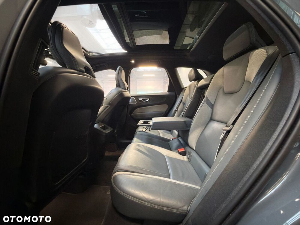 Volvo XC 60 B5 B AWD R-Design - 32