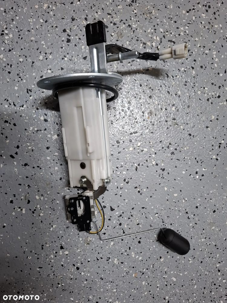 Suzuki GSXS 950 1000 zbiornik bak pompa paliwa - 2