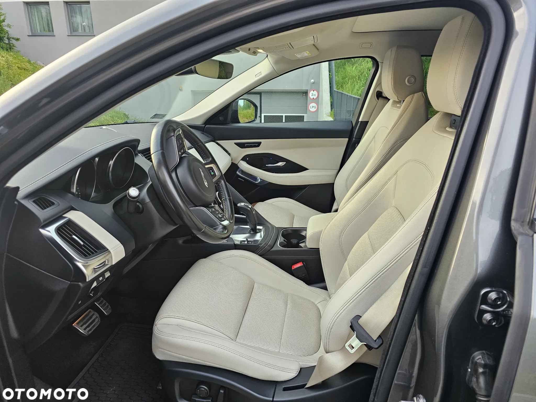 Jaguar E-Pace 2.0 i4P AWD R-Dynamic S - 10