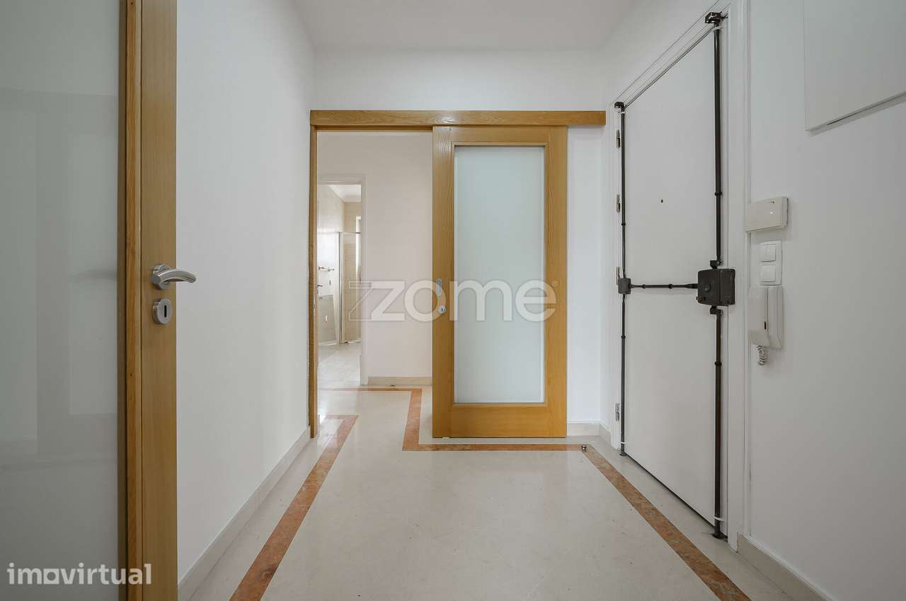 Apartamento para arrendamento T4 na Av. João Crisóstomo - Grande imagem: 2/34
