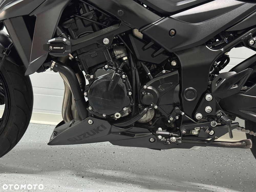 Suzuki GSX - 24