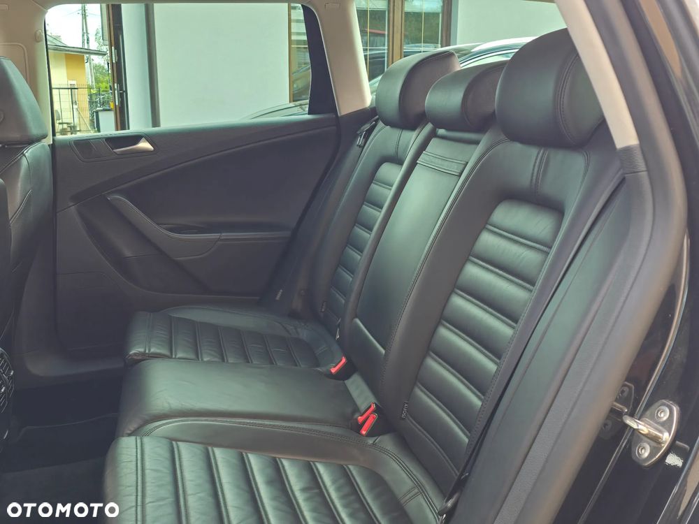 Volkswagen Passat Variant 2.0 TSI R-Line Edition Plus - 33