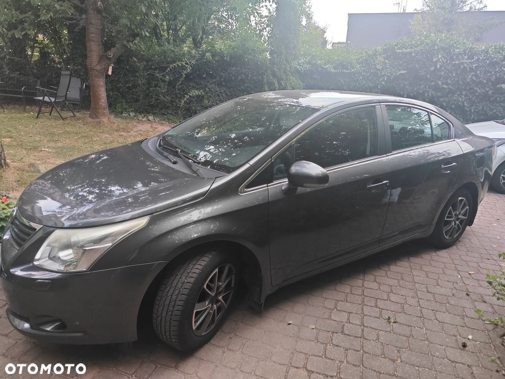 Toyota Avensis 1.6 Luna - 1