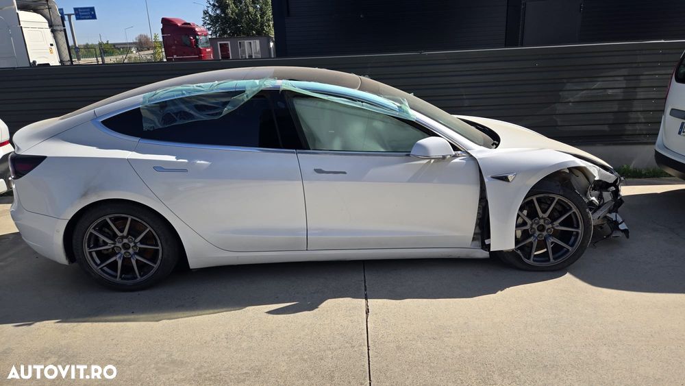 Tesla Model 3 - 7