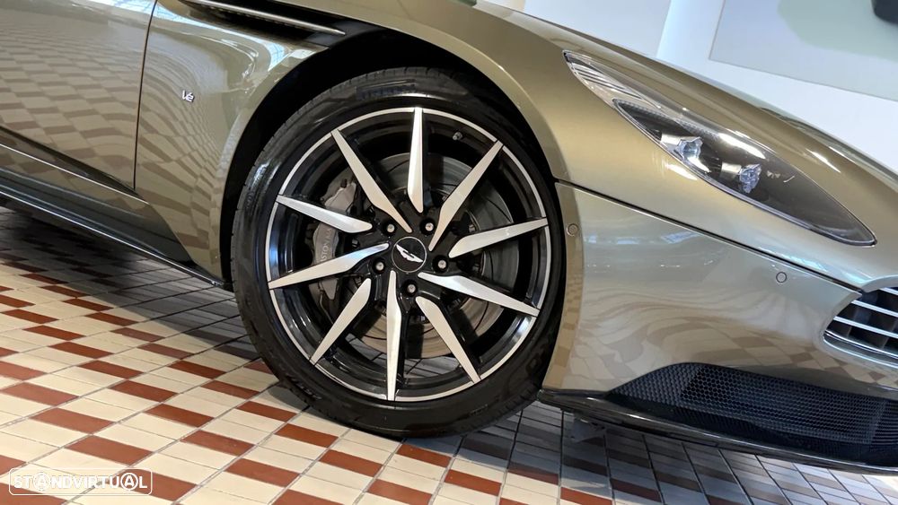 Aston Martin DB11 Coupé - 12