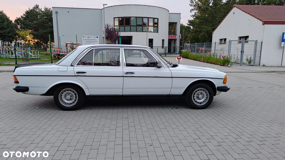 Mercedes-Benz W123 - 16