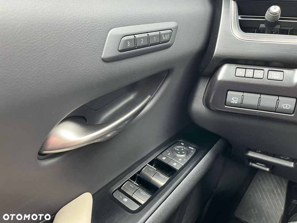 Lexus UX 300h Omotenashi AWD - 37