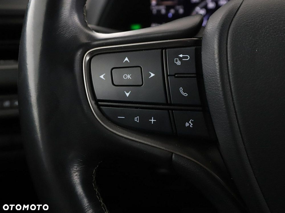 Lexus UX 250h - 32