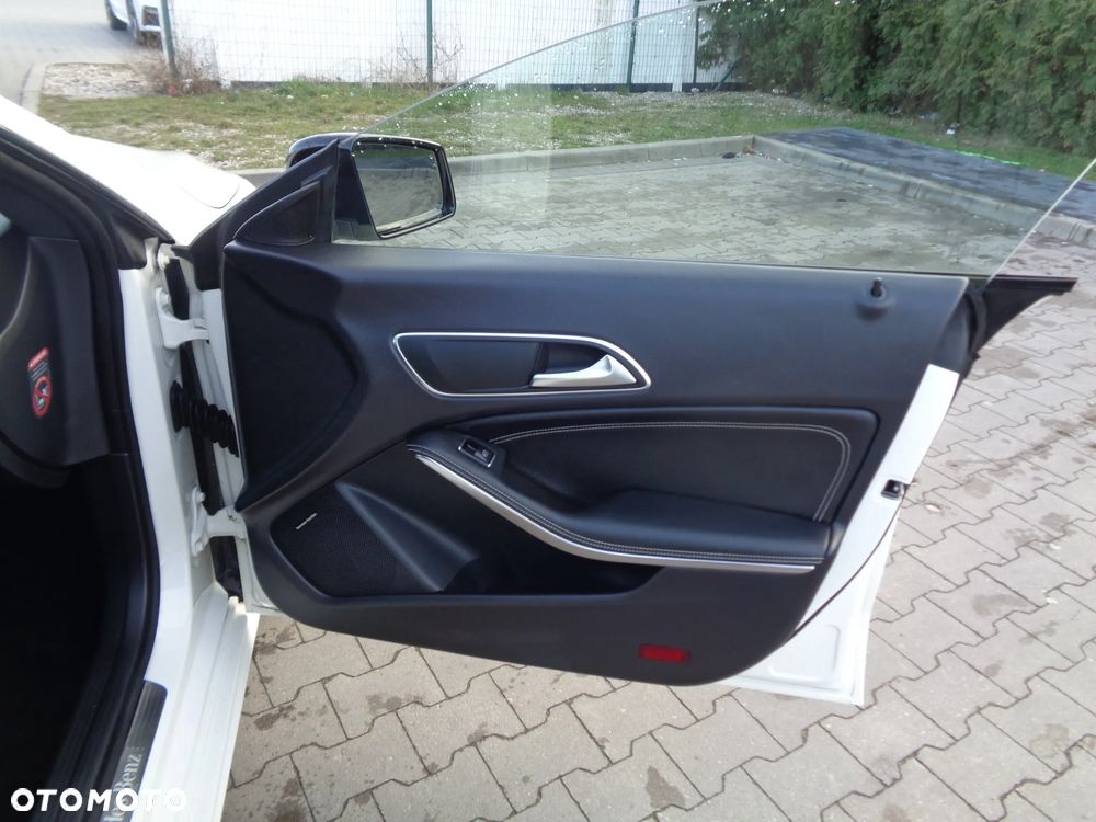 Mercedes-Benz CLA 180 Urban - 19