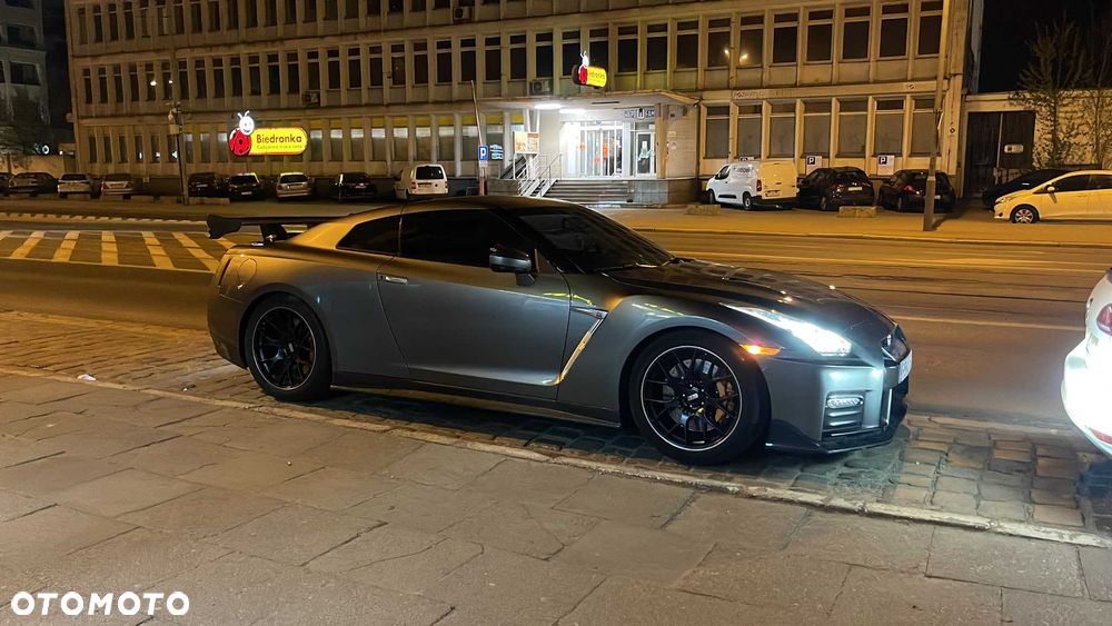 Nissan GT-R - 1