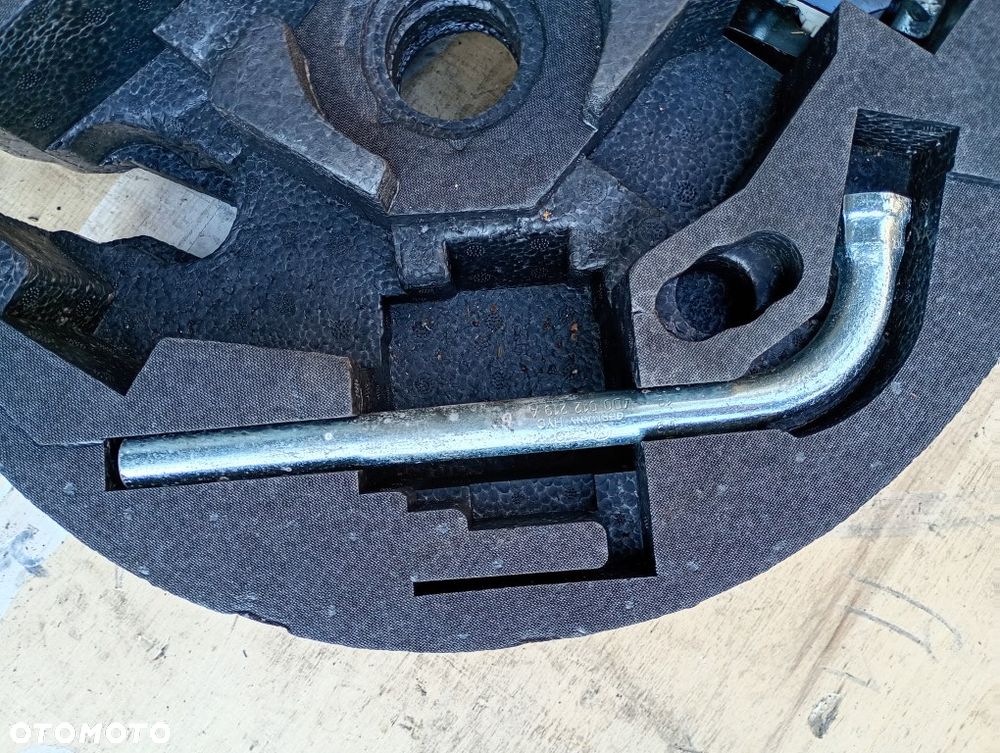 wkład koła zapasowego lewarek hak ucho holownicze klucz vw golf V VI plus 8P0012109E - 2